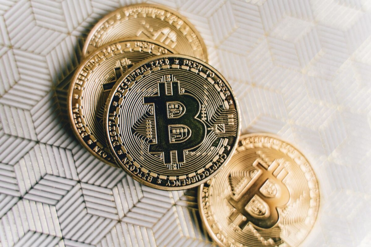 未获许可的外国加密交易所服务越南用户:交易所与用户的法律风险 1 A close-up image of gold Bitcoin cryptocurrency coins on a geometric patterned surface