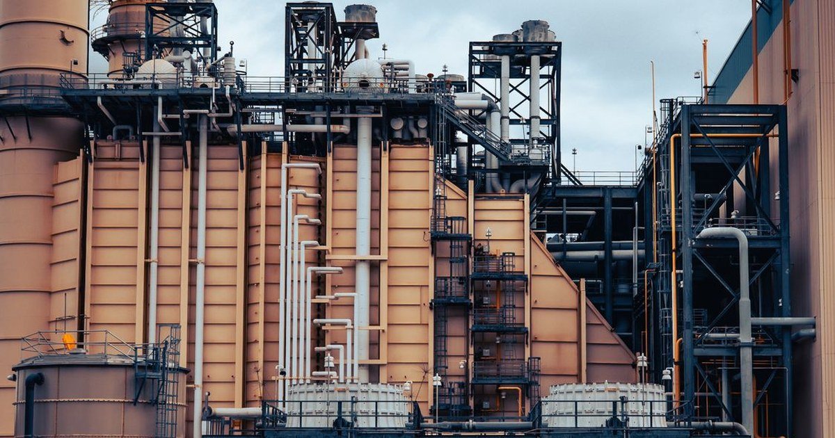 Nhà máy công nghiệp với hệ thống silo và đường ống kim loại
