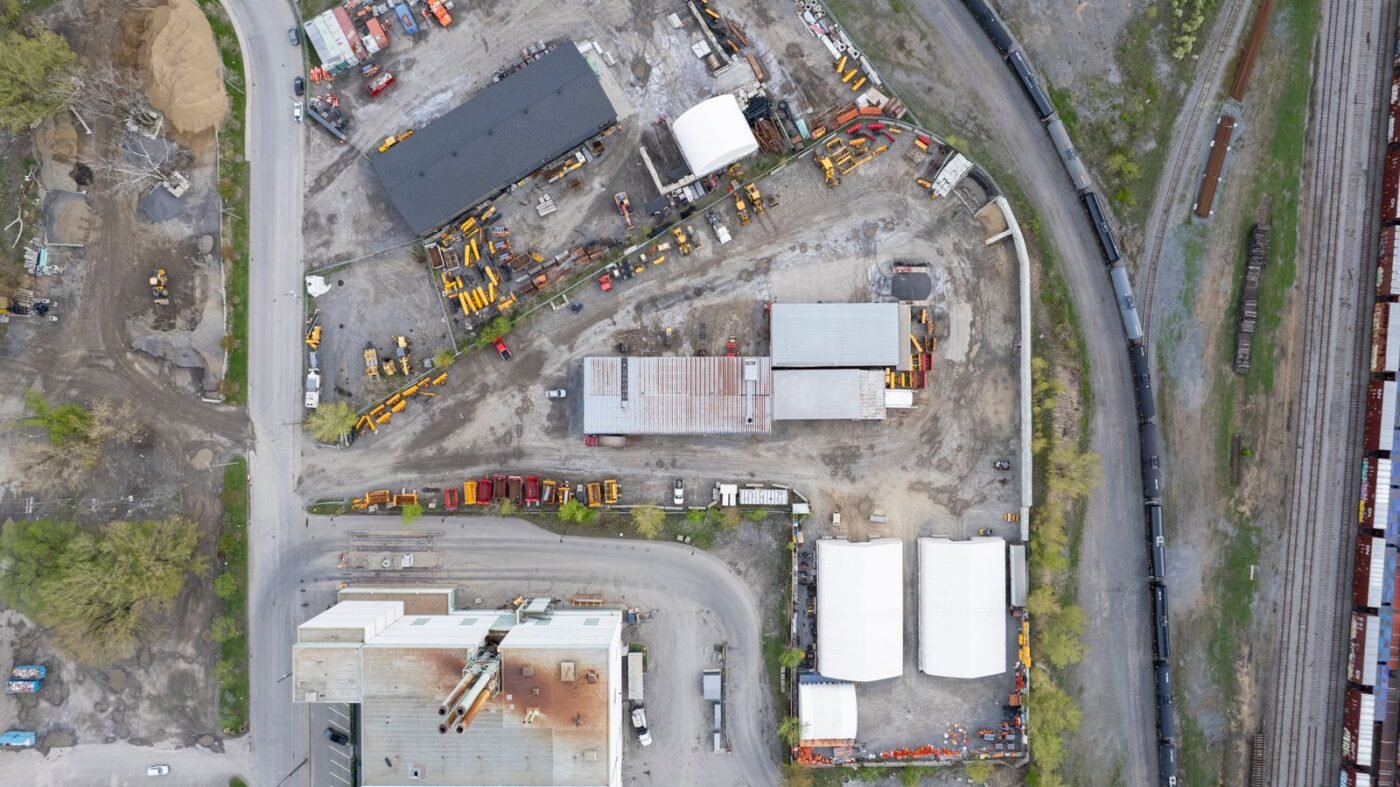 Leasing Land in Newly Established Industrial Parks Without Complete Infrastructure in Vietnam: Developer Completion Commitments 1 Drone photo of an active construction site in Quebec City, showcasing equipment and layout