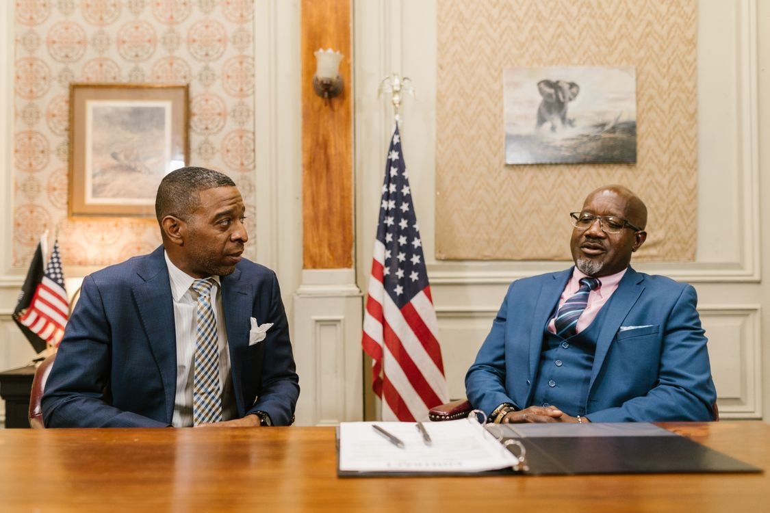 母公司投资决议:必备内容 1 Two businessmen in suits having a discussion at a wooden table