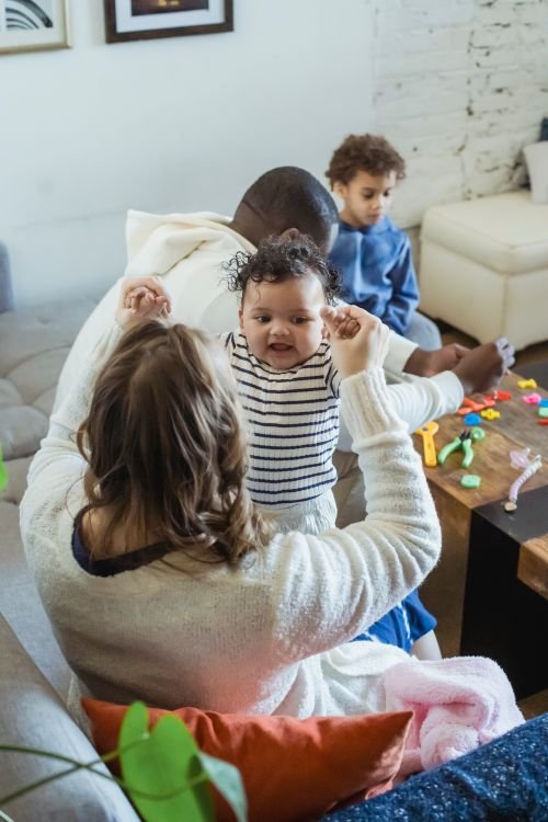 请保姆带孩子:合同与责任 1 Cheerful family playing with children in a cozy living room fostering love and togetherness