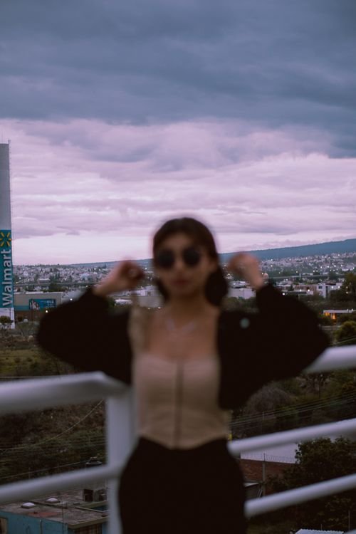 Tranh chấp quyền sử dụng hình ảnh cá nhân trong quảng cáo của FDI 1 Blurred figure overlooking an urban landscape with a billboard