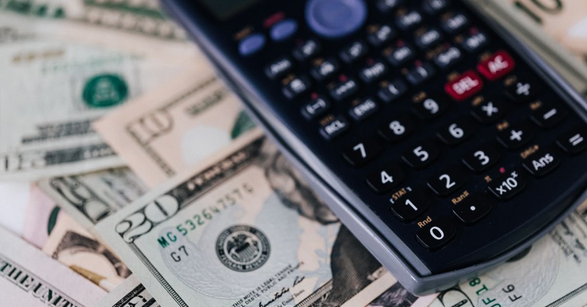 Calculating money and invoices (illustrative)
