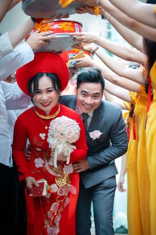 穿红色奥黛的越南新娘——寓意与越南人结婚的材料准备