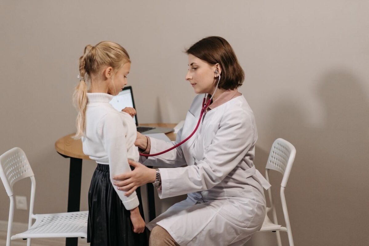 Giấy khám sức khỏe trong hồ sơ giấy phép lao động: 12 tháng và bẫy hiệp định 1 Bác sĩ khám bệnh — minh họa bài giấy khám sức khỏe trong hồ sơ giấy phép lao động