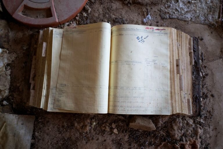 Sổ sách kế toán và hồ sơ trên bàn làm việc — minh họa mở sổ và ghi sổ kế toán