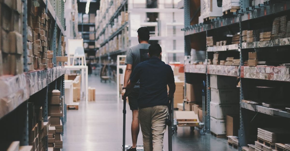 Công nhân kho vận chuyển hàng hóa — Ảnh: Pexels (miễn phí bản quyền)