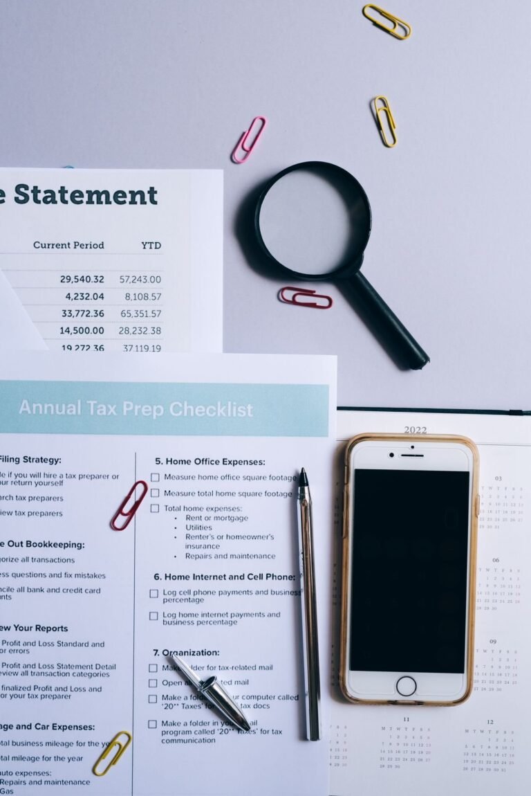 Báo cáo tài chính, checklist chuẩn bị và kính lúp trên bàn — minh họa chuẩn bị hồ sơ kiểm toán