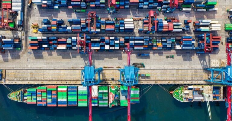 Cảng container nhìn từ trên cao với cần cẩu — Ảnh: Pexels (miễn phí bản quyền)