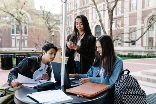 Sinh viên làm dự án với thiết bị trong tòa nhà trường — minh họa liên kết trường - doanh nghiệp trong đào tạo nghề