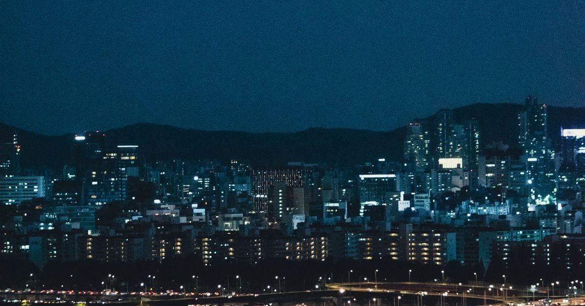 Cảnh đêm thành phố Seoul với cây cầu rực sáng — minh họa bài so sánh lương tối thiểu Hàn Quốc và Việt Nam