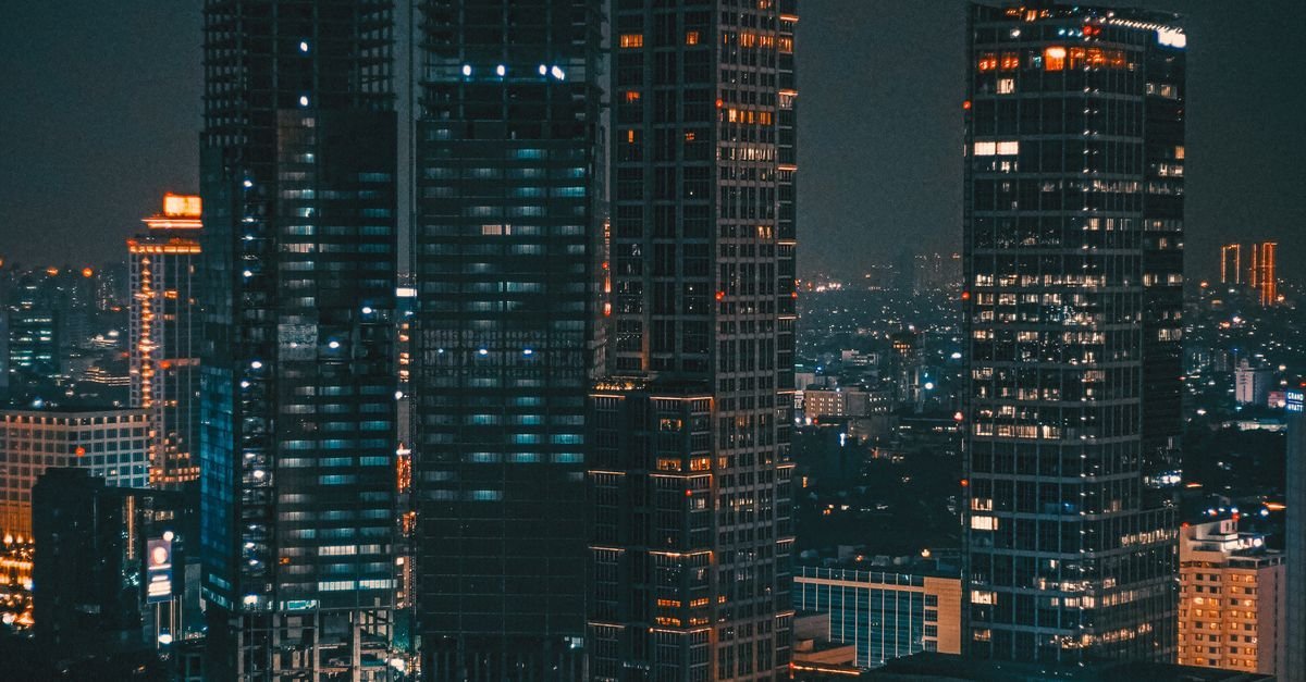 Lương tối thiểu ở Indonesia vs Việt Nam: cơ chế điều chỉnh và xu hướng tăng 1 Quang cảnh Jakarta về đêm với các tòa nhà chọc trời rực sáng — minh họa bài so sánh lương tối thiểu Indonesia và Việt Nam