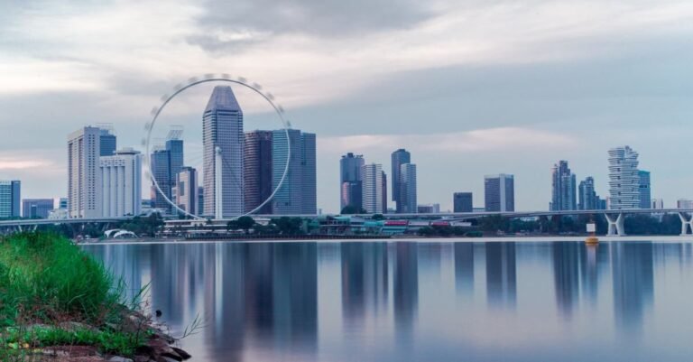 Đường chân trời Singapore với vòng quay Singapore Flyer — minh họa bài so sánh lương tối thiểu Singapore và Việt Nam