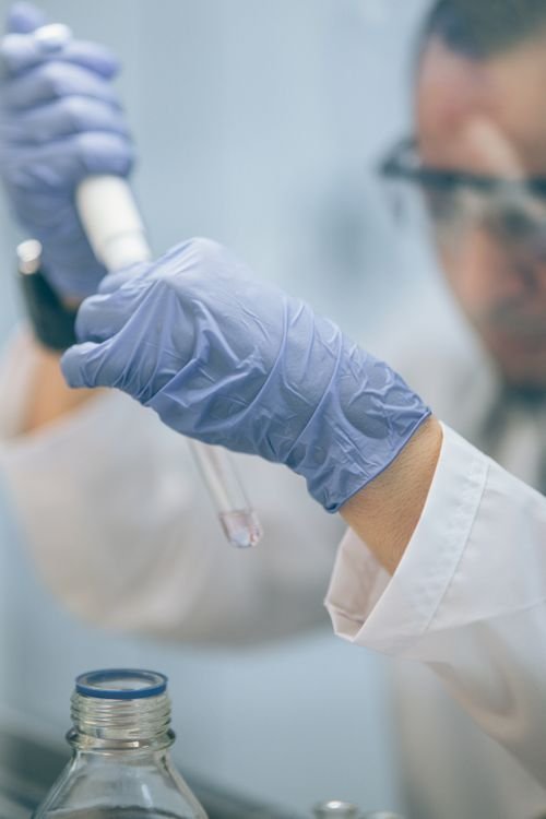 Nhà khoa học làm thí nghiệm với ống nghiệm trong phòng lab