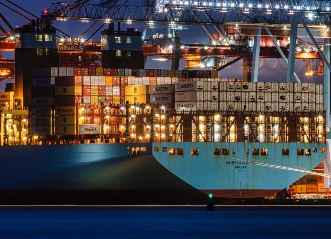 Container hàng hóa tại cảng ban đêm