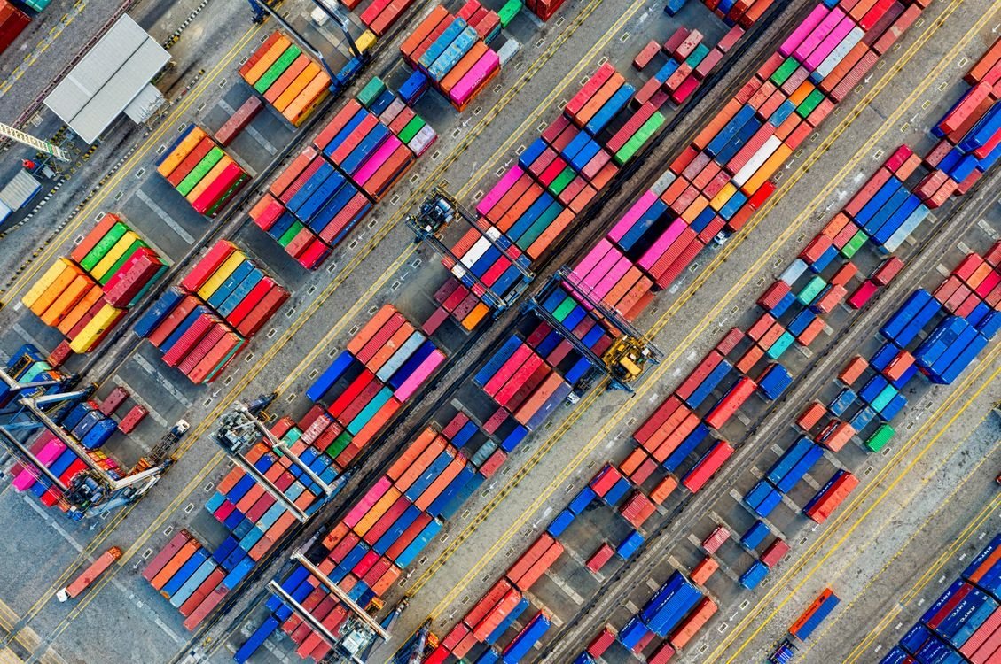 Tàu container tại cảng nhìn từ trên cao