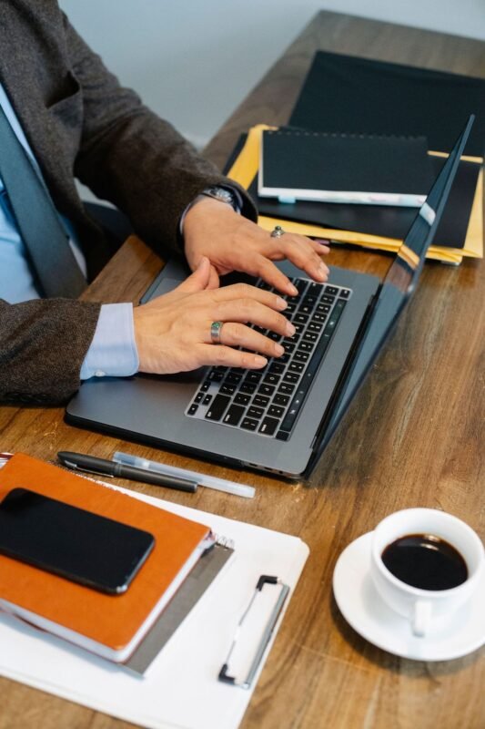 Máy tính xách tay và hồ sơ trên bàn làm việc