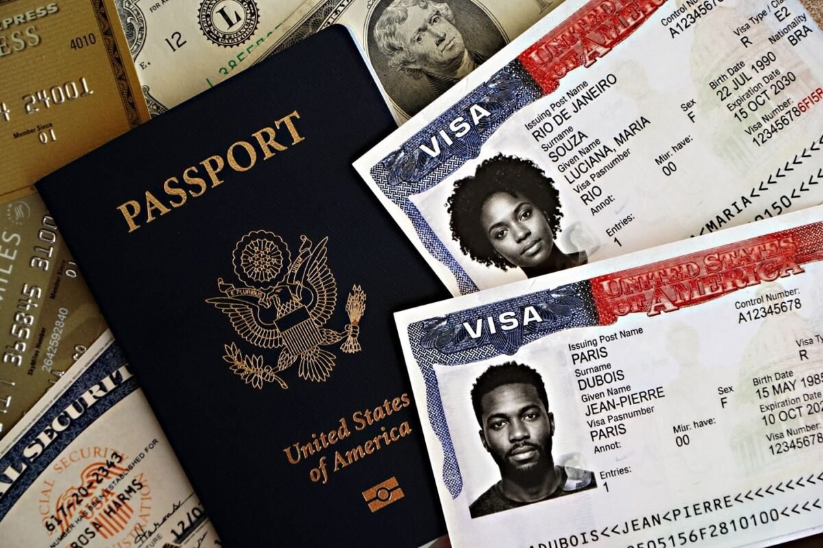 Miễn giấy phép lao động: đối tượng nào được miễn và thủ tục mới nhất? 1 US Passport and Visa Documents on Currency