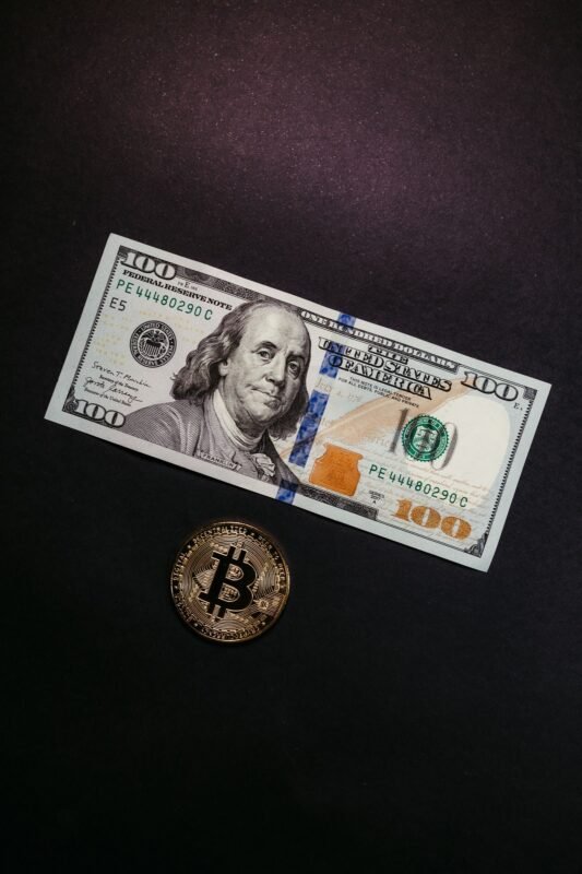 越南加密资产:投资者须知的法律框架 1 Dollar bill and bitcoin on black background