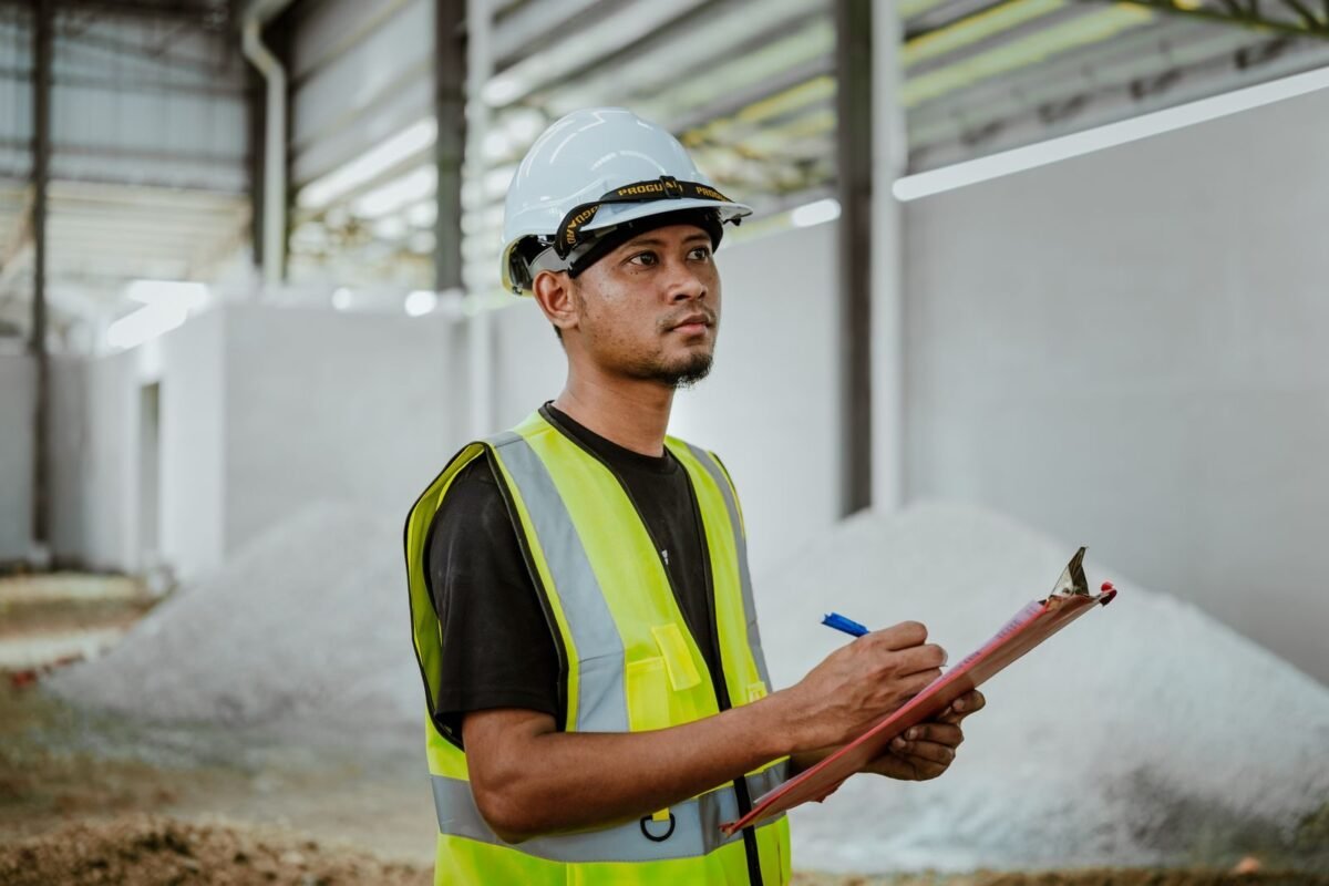 Công nghiệp hỗ trợ ô tô – xe điện: tỷ lệ nội địa hóa và ưu đãi cho nhà cung cấp linh kiện FDI cấp 1, cấp 2 1 Construction worker portrait in factory