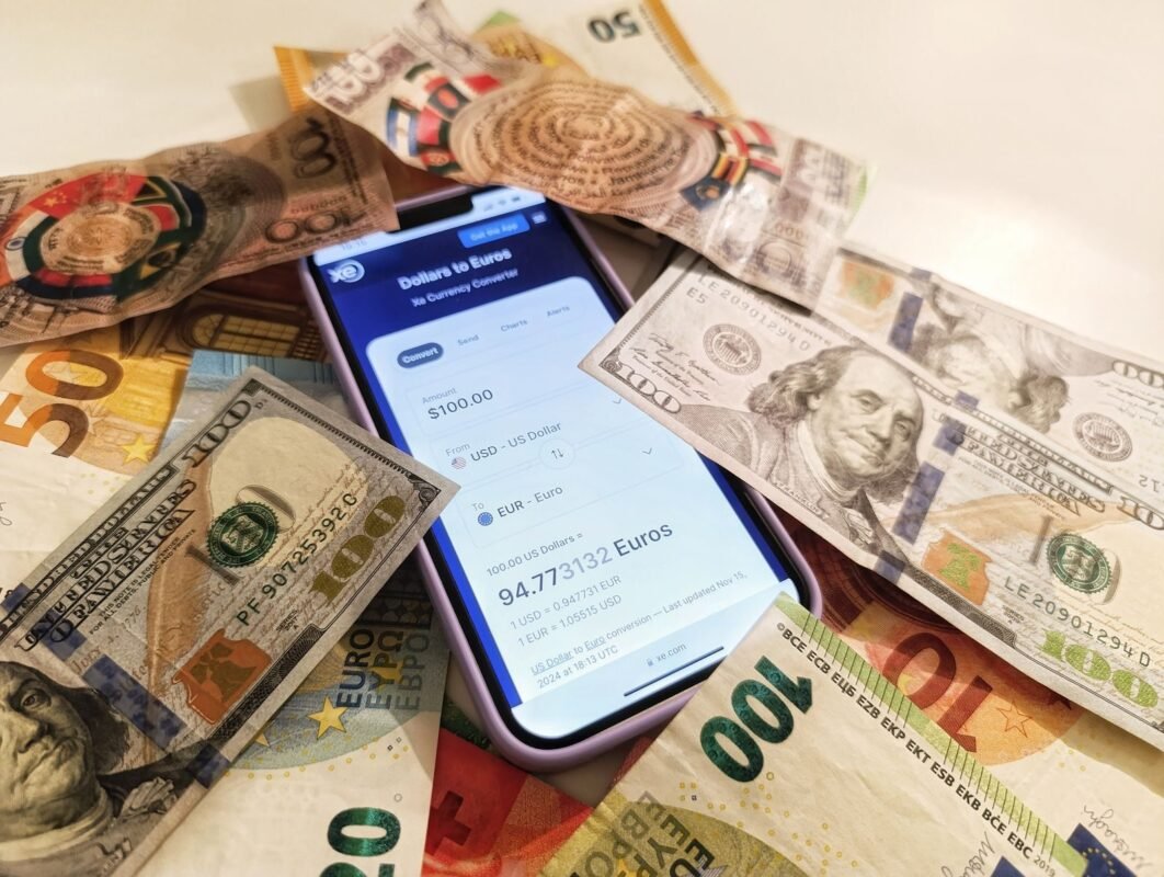外商投资审计公司:经营条件 1 Currency exchange with dollar and euro banknotes