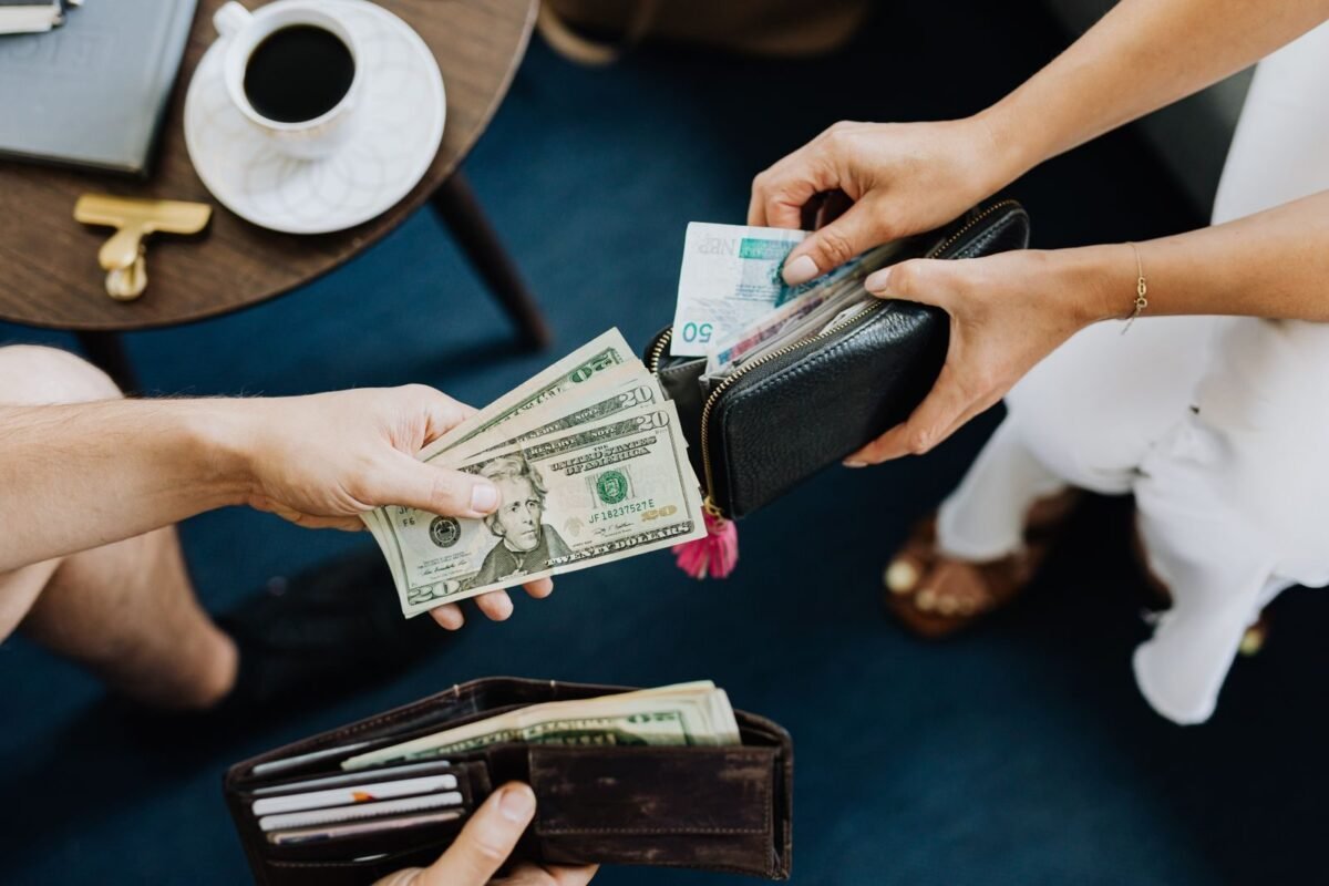 Remitting Salary Home for Foreigners in Vietnam: Bank Procedures 1 People holding money