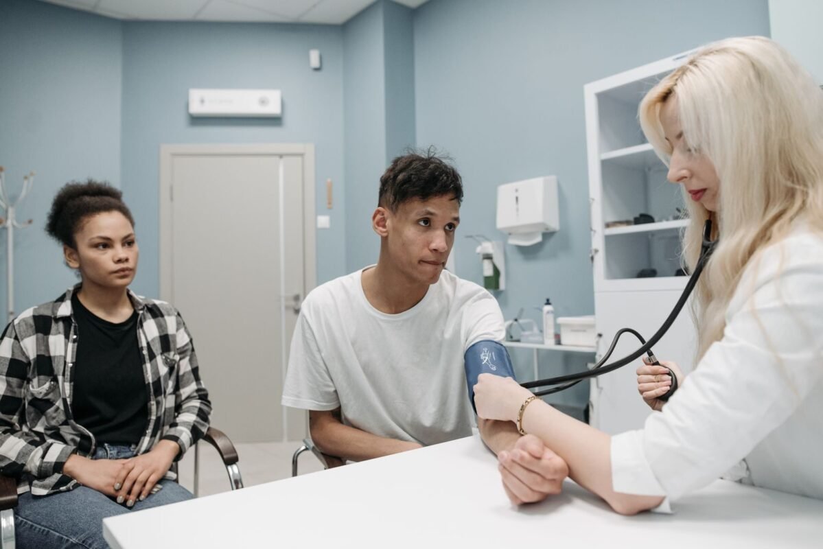 Checklist y tế cho expat mới sang Việt Nam: 10 việc trong 30 ngày 1 Doctor checking blood pressure of patient
