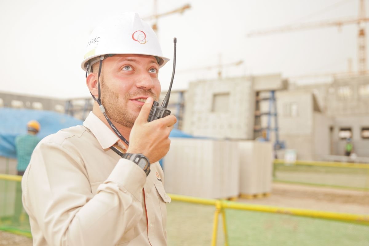 Site handover in industrial parks: what must the handover minutes record? 1 Man Wearing White Hard Hat Holding 2-way Radio