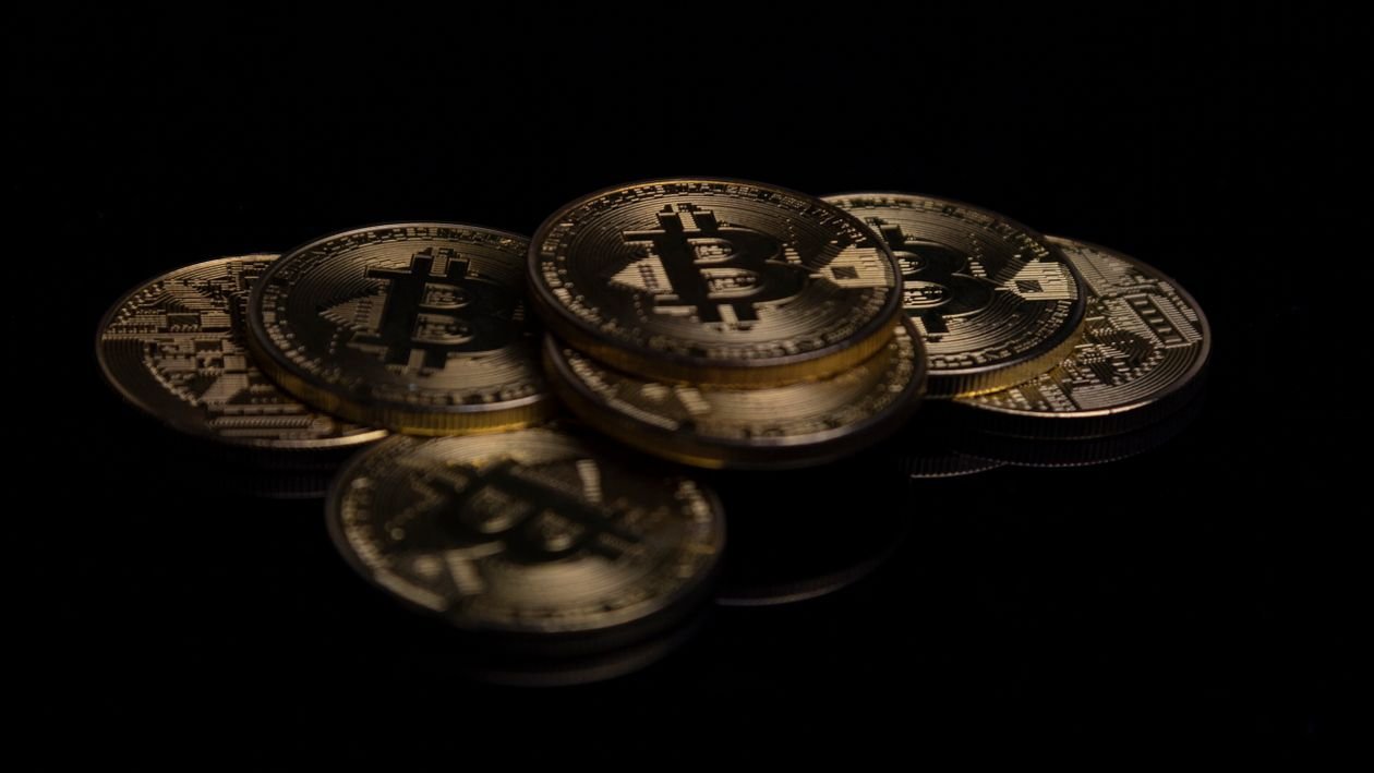 Rửa tiền qua tiền điện tử (crypto) — đồng Bitcoin trên nền đen