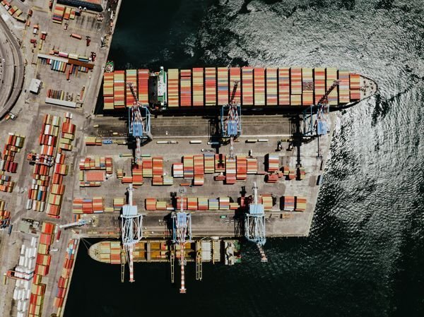 Cảng container và cần cẩu (ảnh minh họa)