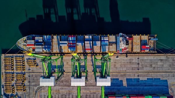 Tàu container tại cảng biển nhìn từ trên cao (ảnh minh họa)