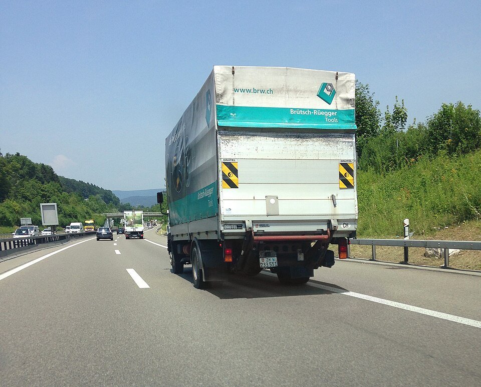 数字货运平台与叫车货运应用:法律模式 1 高速公路上的卡车队