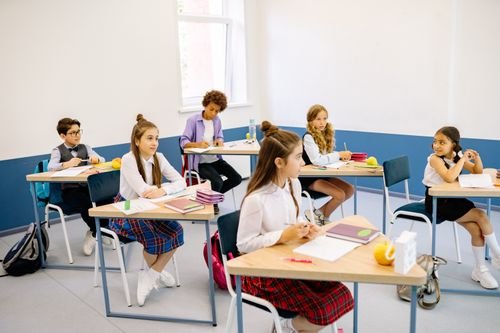 学生认真听讲的多元化课堂——双语与优质私立学校示意