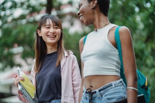 私立高职与大学:资金与校舍条件 1 毕业典礼上的毕业生——私立高职与大学示意