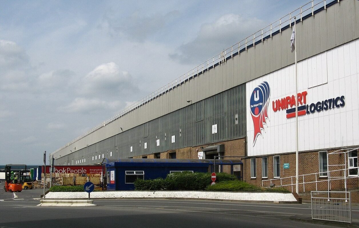 Terminating All Projects and Dissolving the Company: Overall Process 1 Logistics warehouse, illustrating project termination and company dissolution
