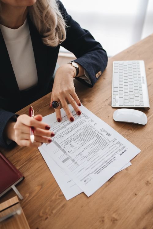 Hồ sơ, con dấu và máy tính trên bàn làm việc