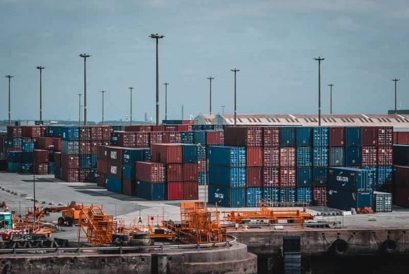 Thuê đất KCN Đình Vũ – Cát Hải (Hải Phòng) cho nhà máy logistics: giá thuê 2026, hạ tầng và bẫy pháp lý trong hợp đồng thuê lại 1 Minh họa trung tâm logistics gần cảng biển
