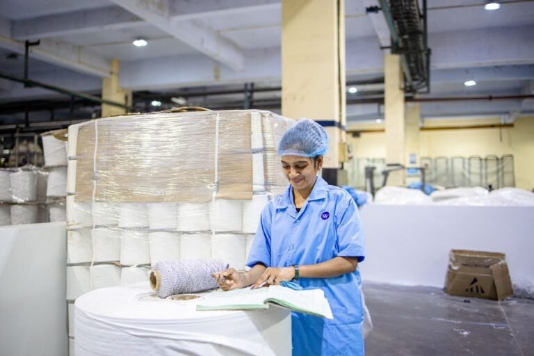 Công nhân làm việc trong nhà máy — minh họa bài so sánh trợ cấp thôi việc Thái Lan và Việt Nam khi cắt giảm nhân sự