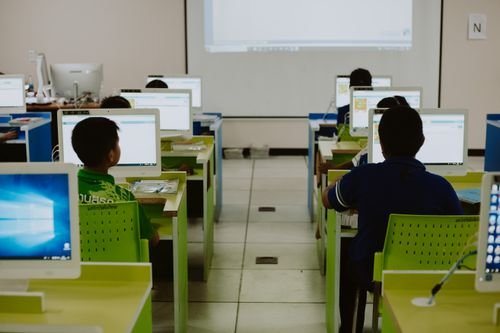 Trẻ em học trên máy tính trong lớp học hiện đại — minh họa trung tâm ngoại ngữ, tin học