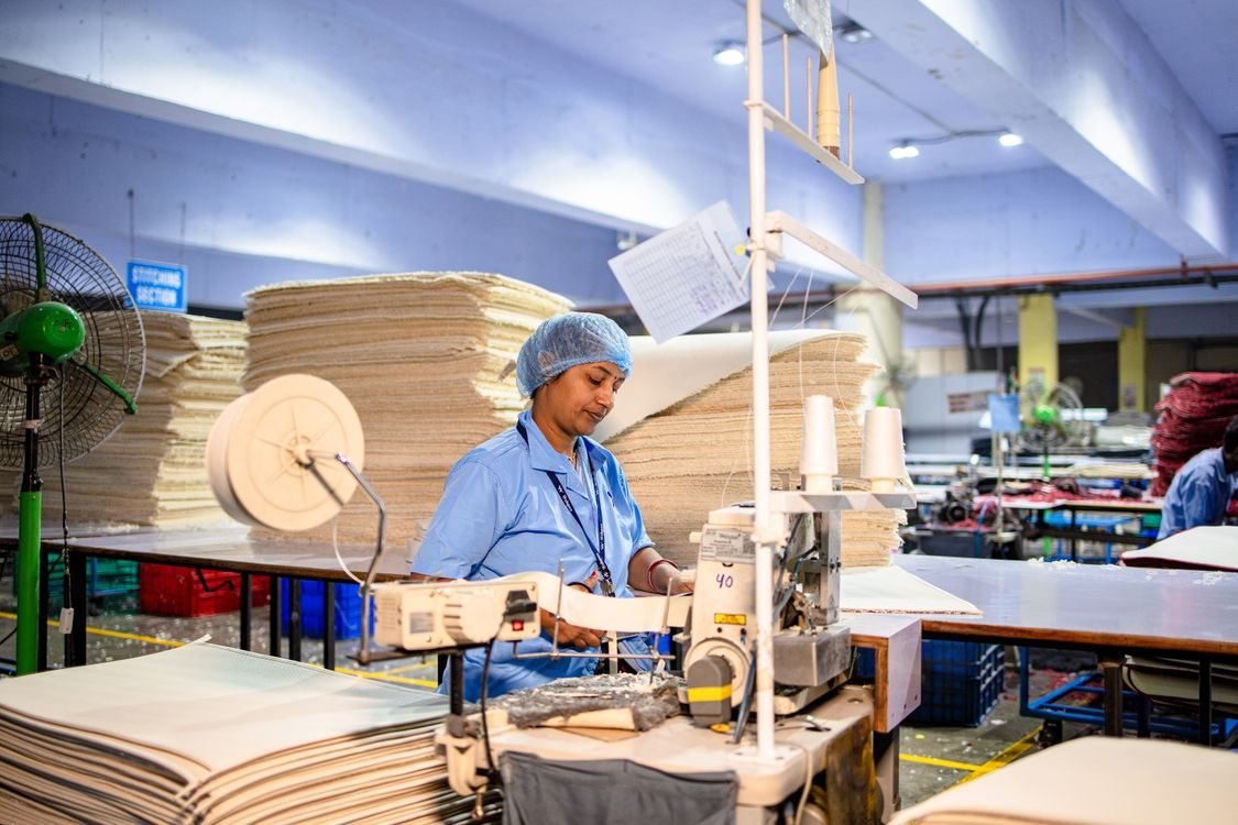 Tuyển công nhân số lượng lớn tại Long An: nguồn lao động, lương thực tế và tỷ lệ nghỉ việc ra sao? 1 Công nhân vận hành máy móc trong nhà máy tại Long An