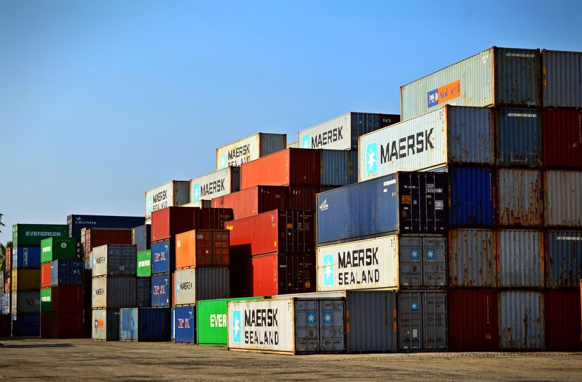 Vi phạm hải quan nào có thể bị truy cứu trách nhiệm hình sự — container nhiều màu xếp chồng tại cảng, không người