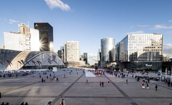 Vi phạm IEF của Pháp: phạt tiền và hủy giao dịch 1 Khu tài chính La Défense tại Paris — minh họa quy định IEF của Pháp