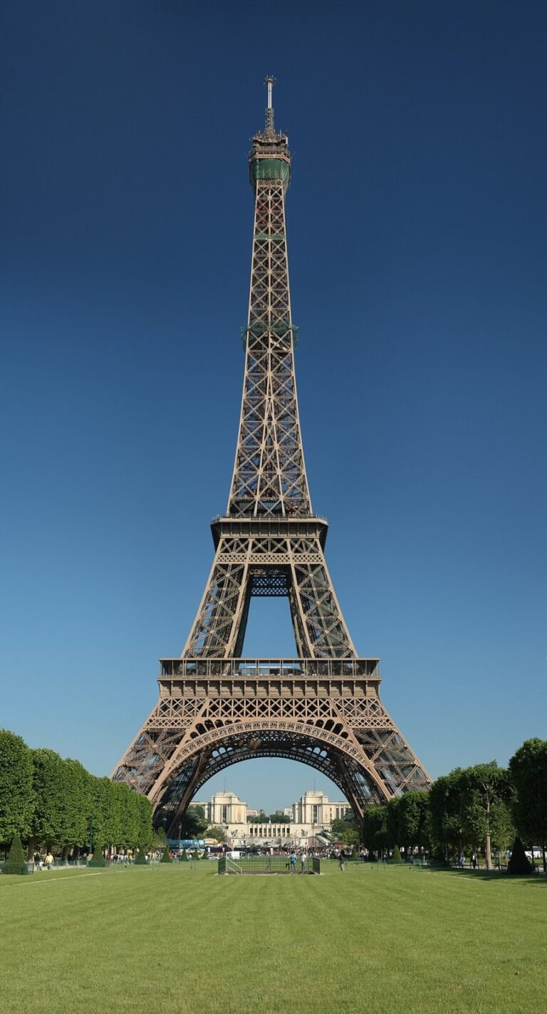 Eiffel Tower, Paris — illustrating Vietnamese–French data protection