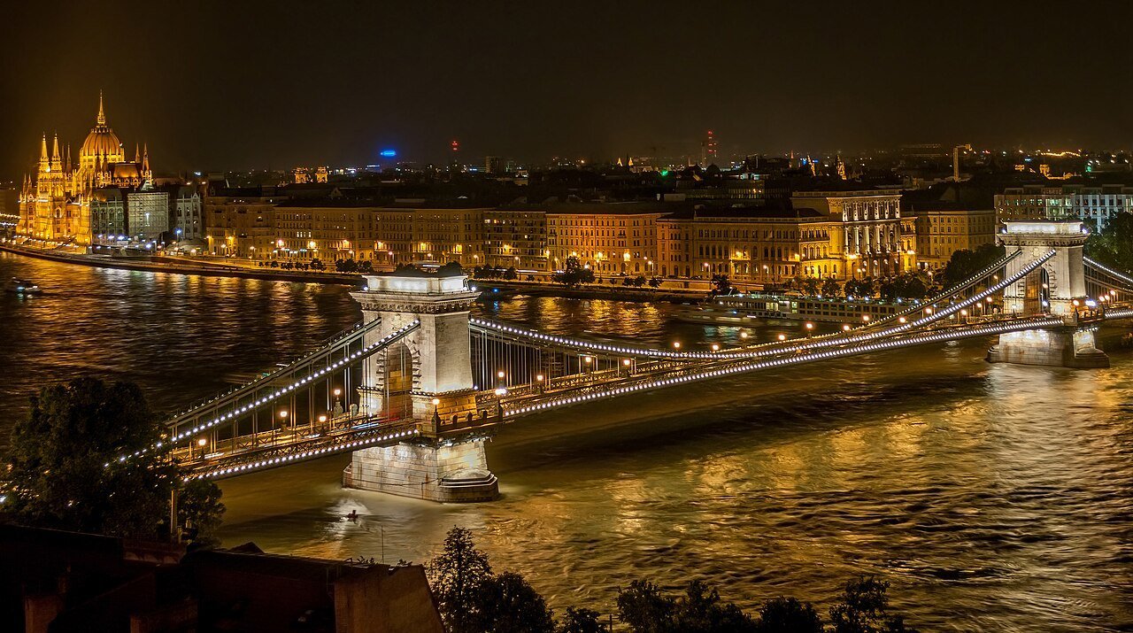 Budapest at night — illustrating Vietnamese investment in Central Europe