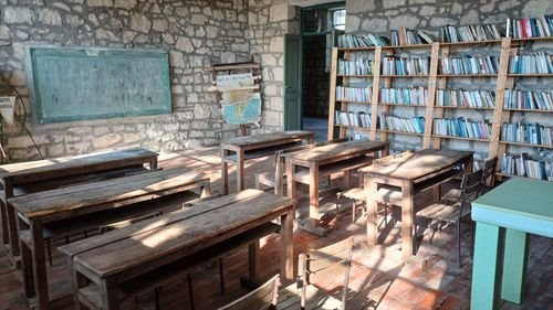 教师与学生在课堂上使用笔记本电脑——校园学生个人信息保护示意