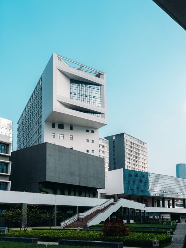 越南盾兑美元汇率如何波动?外资面临的汇率风险 1 现代写字楼群——金融与商业中心