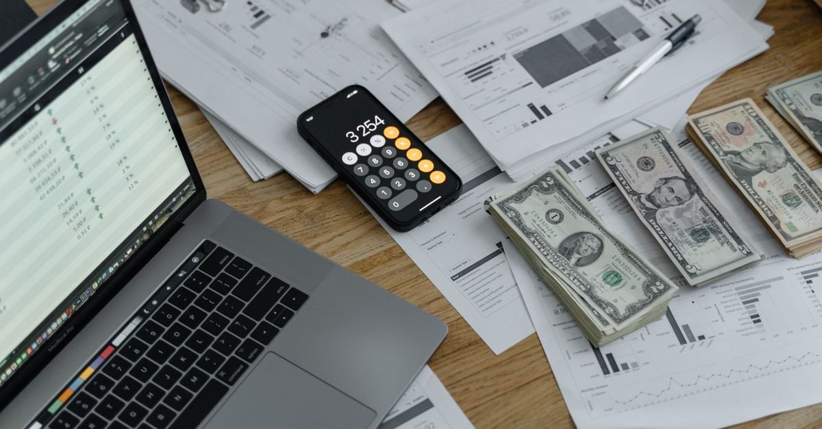 办公桌上的工资现金和电脑