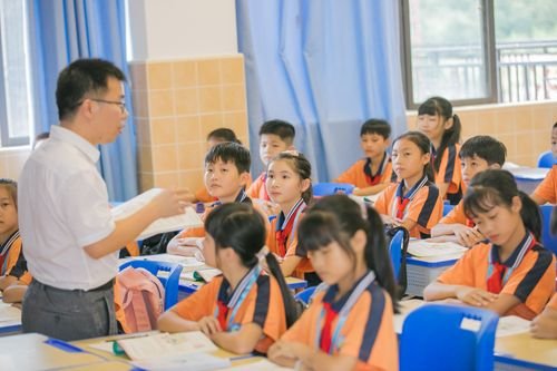 在越南的外籍教师:工作许可与资质 1 亚洲教师在明亮教室为学生授课——在越南的外籍教师示意