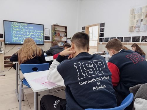 国际学校课堂上认真学习的学生——越南国际学校示意