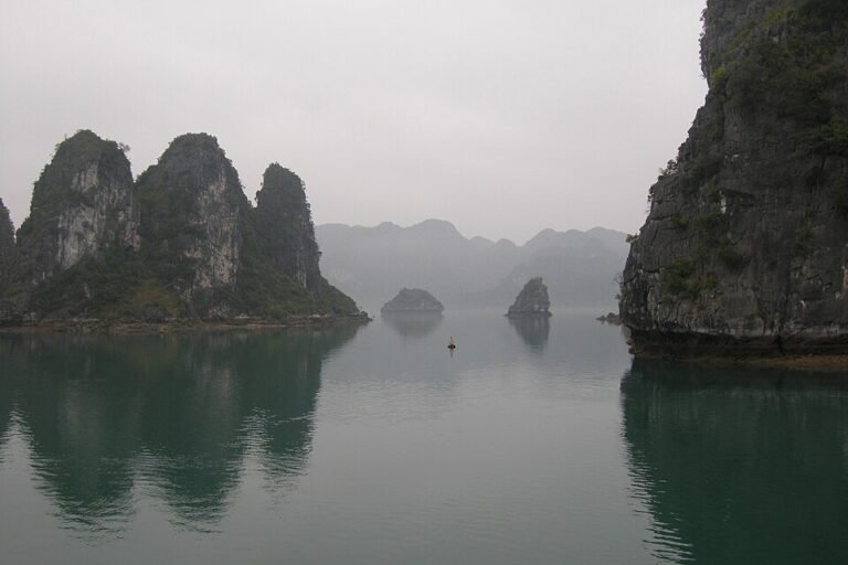 下龙湾——象征在越南投资旅游